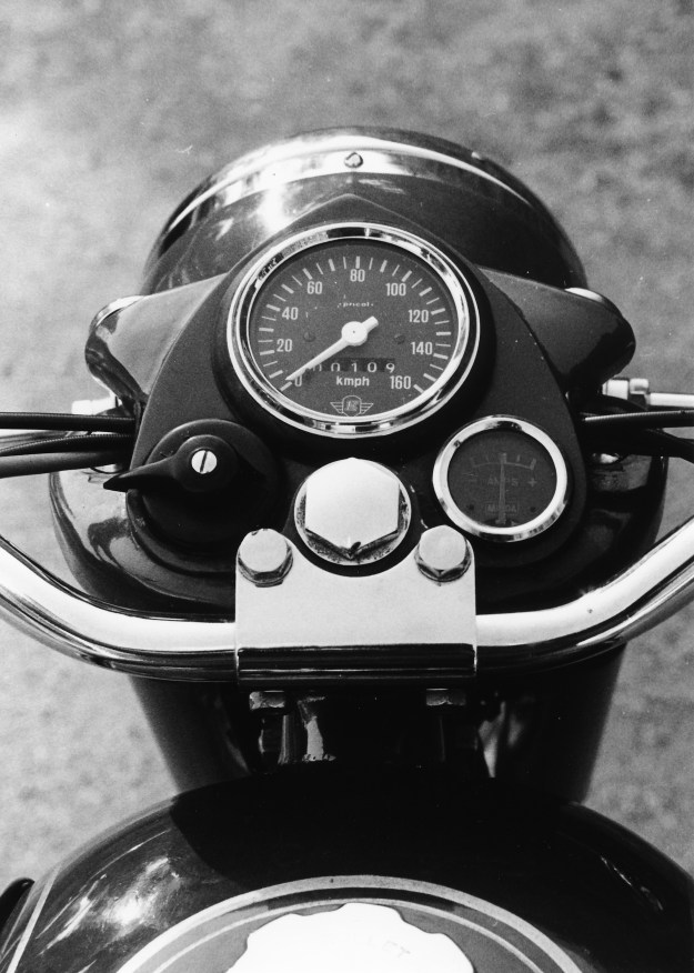 Simplicity, headlight switch, speedo and ammeter mounted in the headlight shroud.