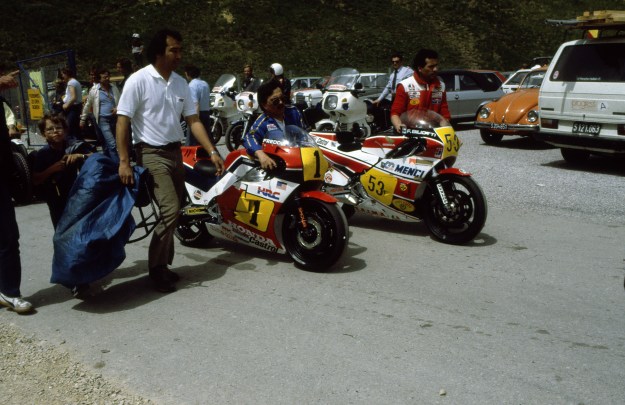Spencer's chief engineer Erv Kanemoto and mechanic George Vukmanovich walk the V4 NSR500 back from the pits in Austria.
